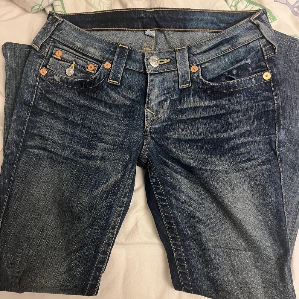 Superfina true religion jeans köpta här på Plick men som tyvärr är för små för mig (därför skickar jag INGA bilder med dem på). Om dem hade passat hade jag behållt😭. Jeans & Byxor.