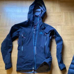 Elevenate  - Jättefin skaljacka som man kan ha när man åker skidor m.m🫶🏼 Helt vindtät och vattentät och fungerar både med eller utan en jacka under 🫶🏼 Nypris (7000) mitt pris 1500 