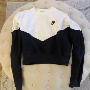 Croppad sweatshirt från Nike, använd en gång, nyskick
