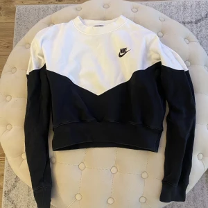 Sweatshirt  - Croppad sweatshirt från Nike, använd en gång, nyskick