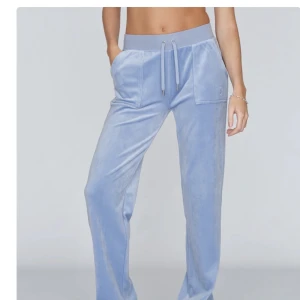  Ljusblåa Juicy byxor - Säljer mina super snygga juicy byxor pg att dom inte kommer till användning längre har använt dom rätt mycket men dom är fortfarande super mjuka och fina köpte dom för 1200  SKRIV INNAN NI TRYCKER PÅ KÖP NU💕💕