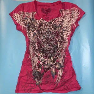 Mörk rosa v-ringad T-shirt - Jättefin tröja med många fina detaljer