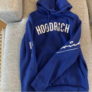 Säljer min Hoodrich hoodie i nyskick då den aldrig har kommit till användning pga fel storlek! 