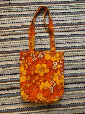 Orange blommig tygväska av retro tyg, skriv för bild på insidan💘