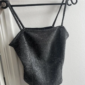 Festtopp - Glittrig festtopp från Gina tricot i storlek S. Är helt nytt🥰🥰