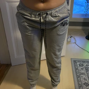 Gråa mjukisbyxor  - Nasas gråa mjukisbyxor 