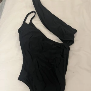 Svart body plt  - Svart helt oanvänd body från Prettylittlething, skrynklig då den bara legat i garderoben. 