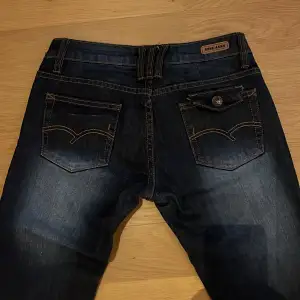 Säljer dessa skit snygga jeans för att de är alldelses för små för mig. De är i storlek 36 men är små i storleken så skulle säga att de passar både en storlek 36 och 34. De har en jätte snygg knapp på bakfickan men knappen där fram är tyvärr trasig. 