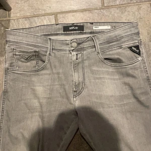 Replay jeans  - Gråa fräscha replay anbass jeans köpta på Zalando för någon månad sen för ca 1000 knappt använda 