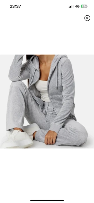 Juicy Couture Set - Grey - Säljer mitt gråa set från Juicy Couture, storlek XXS i båda delarna. I princip aldrig använt så inga defekter! Nypris 2500. 🫶🏽