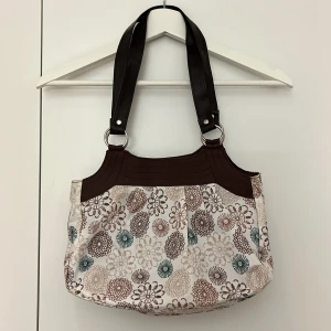 Blommig handväska - Jättefin väska i bra skick<3 