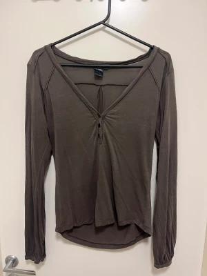 Filippa K, tröja - Filippa K tunn tröja i brunt, jätte skön och luftig i storlek M🫶🏽V-ringad