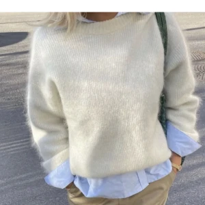 Mohairtröja Arket - Säljer en mohairtröja ifrån arket🥰storlek S! Finns några enstaka hål som är igensydda (syns i stort sett inte men därav priset)! Bild kan skickas vid intresse ❤️