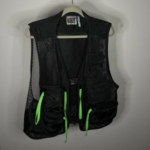 Väst - Reclaimed vintage väst , använt få ggr , passar M/L säljer för 450 eller kom pm med bud .