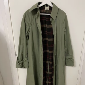 Vintage trenchcoat  - Vintage fodrad trench coat  En knapp har lossnat men den följer med och är lätt att laga Skulle nog passa XS-S och en mindre M Jättefin passform 