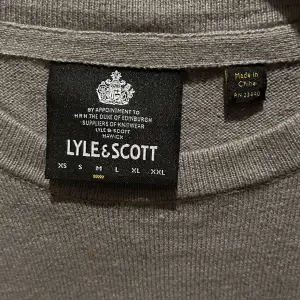 Jävligt snygg stickad tröja från Lyle & scott, ser ut som ny, knappt använd och säljer ändats pga att den är förliten! Nyköpspriset var 800kr Kpv för fler bilder
