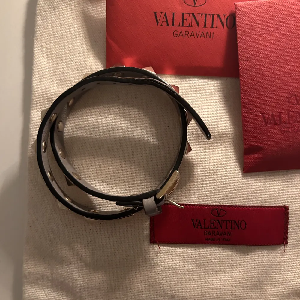 säljer nu mitt super fina valentino armband som är i jättebra skick 💞 nypriset är på 4088kr  kan tänka mig byta mot ett hermes clic h bracelet. Accessoarer.
