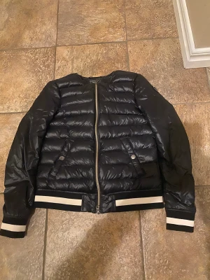 Peak performance jacka  - Säljer min peak performance din jacka som jag knappt använt då jag  fick den förliten. Jackan är i jätte fint skick utan några skador eller fläckar❤️  Inget fast pris  