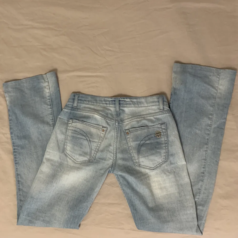 Så snygga ljusblå jeans 💕 säljer då de tyvärr är för små för mig, midjemått 38 cm rakt över, innerbenslängd 77 cm 💕 inga defekter, uppsydda längst ner. Jeans & Byxor.
