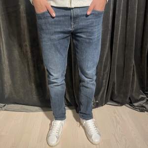 Ett par feta slim fit jeans från massimodutti som är i bra skick men färgen har blivit ljusare i tvätten. Ett stiligt och prisvärt alternativ. Modellen på bilden är 187cm och väger 79kg!🙌🏼