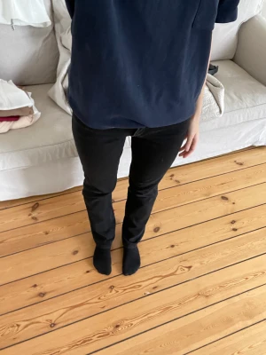 Svarta jeans - Svarta jeans i rak modell (lite mer åt de ”skinny” hållet) . Felfria