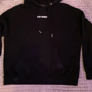  Hoodie  - Snygg hoodie me tryck på ryggen