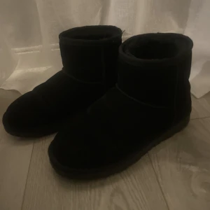 Svarta uggs - Säljer svarta uggs ( inte äkta). Andvända bara några gånger förra vintern så de är i väldigt fin skick!