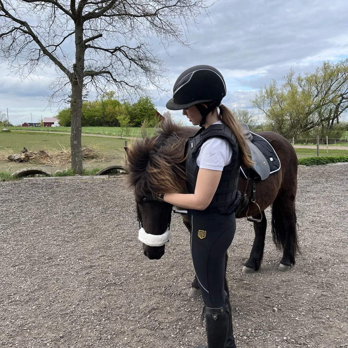 Säljer den röda + blåa grimman + fluffet - 91