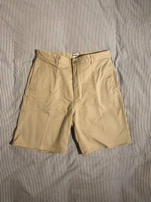 Beigea Weekday Ross Shorts - Wide-leg shorts, bra skick, inga täcken på slitage, använda några gånger.