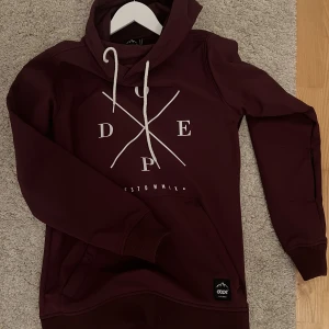 Dope jacka - Skid- eller snowboard jacka i storlek xxs men passar xs eller s. Alltså väldigt stor i storleken. Använd en gång och nypriset ligger på 1600kr. Mitt pris är 699kr. 