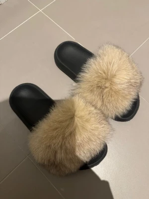 Tofflor  - Tofflor i äkta päls 