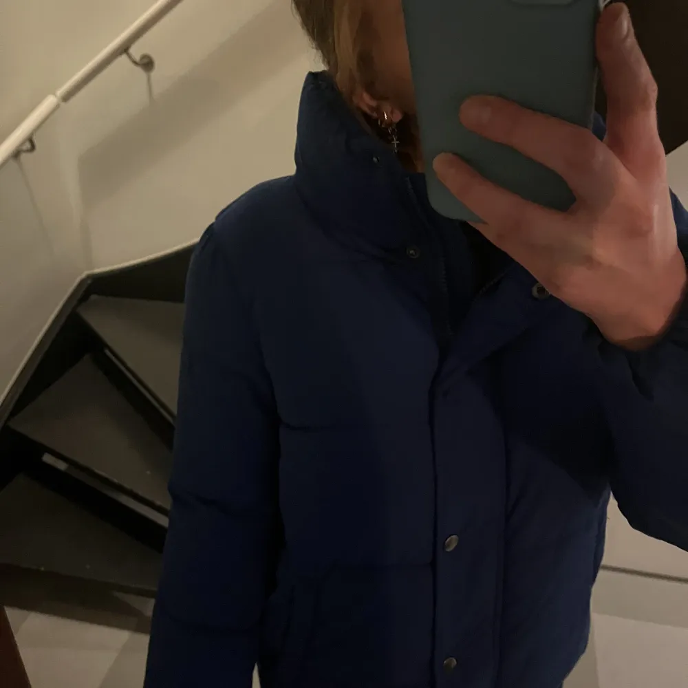 säljer denna blåa jackan från only som jag köpt på plick av en tjej som aldrig använt den, det har inte jag heller då den inte riktigt är min stil! . Jackor.