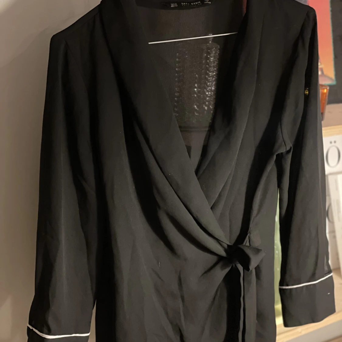 Skjorta med vita detaljer på ärmarna  - 91