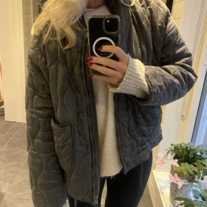 Höstjacka Zara - Höst/vår jacka från zara, inga defekter eller tecken på användning. 