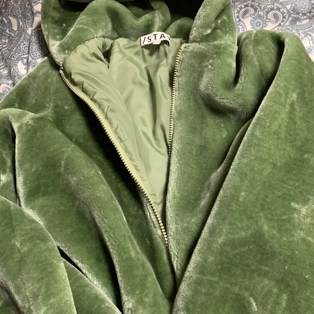 Grönpälsjacka från STAY, köpt för 700kr säljer för 300kr. Väldigt bra stick, inga defekter!! För mer info skriv gärna 💕💕 250kr nu!!. Jackor.