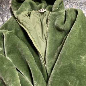 Grönpälsjacka från STAY, köpt för 700kr säljer för 300kr. Väldigt bra stick, inga defekter!! För mer info skriv gärna 💕💕 250kr nu!!