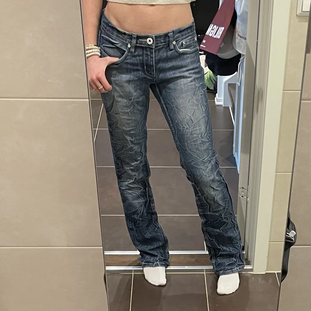 Dritsøte low rise jeans som jeg kjøpte brukt 💘 Disse er for store og lange for meg, jeg er 171 og bruker vanligvis 34/S i bukser 🎀. Jeans & Byxor.