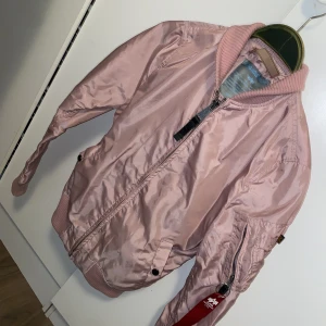Bomberjacka  - Bomberjacka från alpha industries i nyskick.