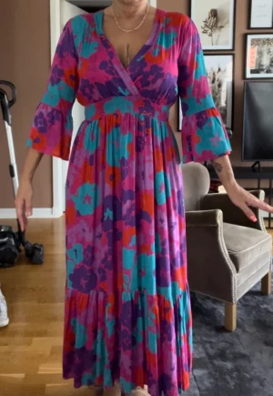 Poppy Field klänning  - Helt oanvänd klänning i magiska färger , storlek M med resår mudd under bysten och knyt i ryggen , armen är något utställd i trumpet! 