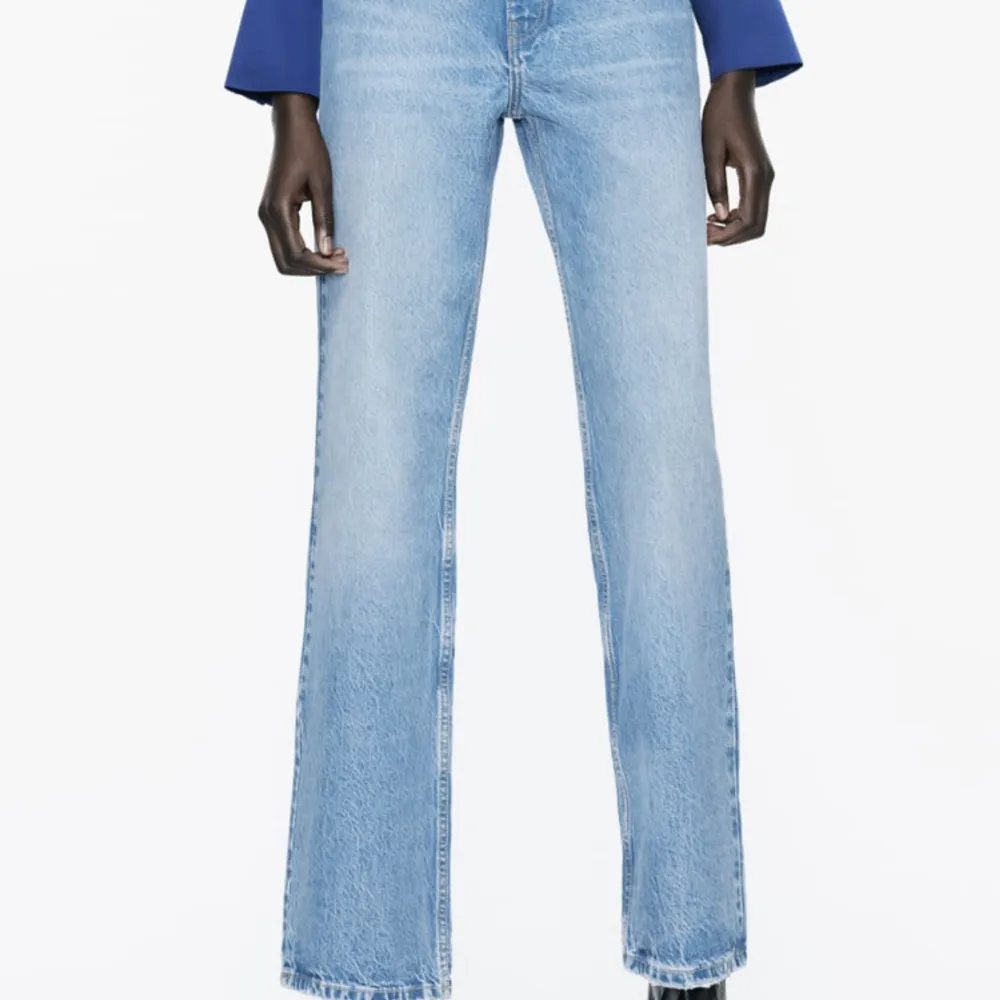 Oanvända zara jeans med lappen på, storlek 40. Jeans & Byxor.