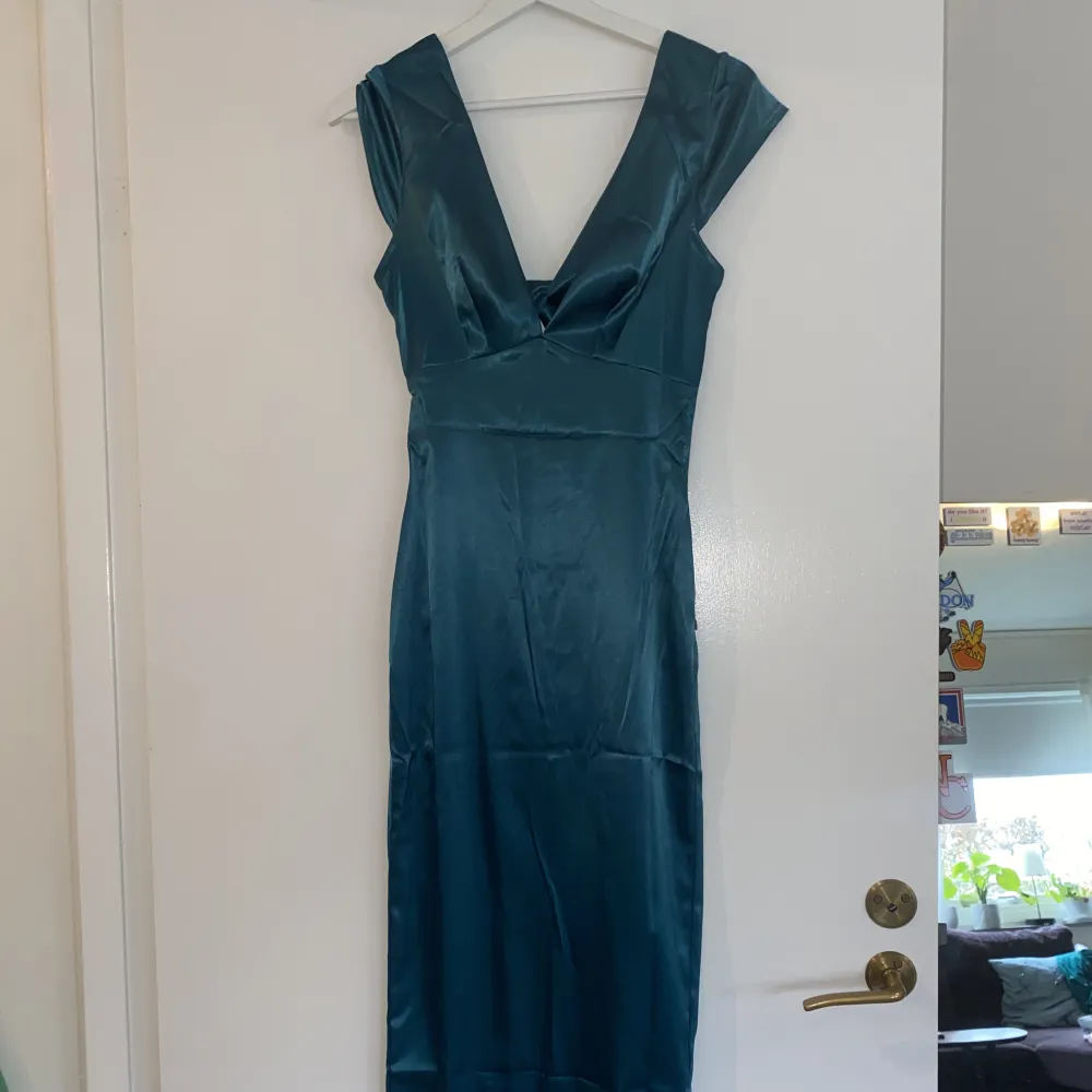 En helt ny ”Looking for style Maxi Dress” från Hello Molly i storlek XS. Superfin blå/grön färg (lite mörkare än hemsidan). Köpt för 1450kr men säljer för 1350kr då jag endast provat den!!!💕⛱🙏🏼😍✨. Klänningar.
