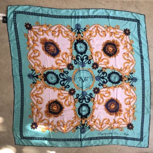 Scarf Versace1969 Abbigliamento Sportivo Milano - Scarf Versace1969 Abbigliamento Sportivo Milano, oanvänd. Märket har bytt namn och heter nu, 19V69 Italia, märket är alltså inte Versace utan var skapat av en annan designer Alessandro Versace. 90x90 cm