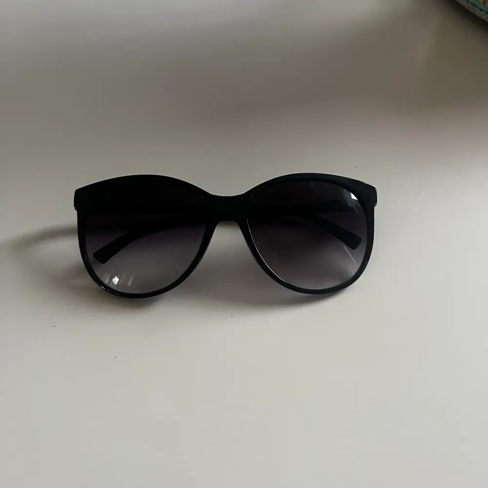 Ett par solglasögon som är bra skick och är endast testade. De är köpta på shein❤️. Övrigt.
