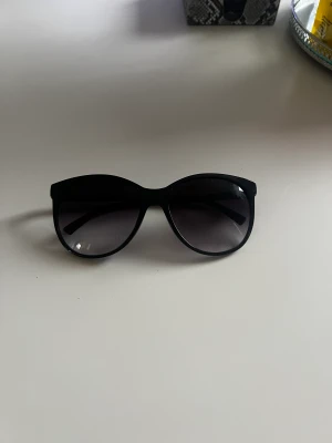 Solglasögon  - Ett par solglasögon som är bra skick och är endast testade. De är köpta på shein❤️