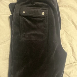  Juicy couture  - Säljer dessa juicy byxor eftersom dom inte kommer till användning har även i marinblå om nån skulle va intresserad säljer dom för billigt eftersom att dom inte kommer till användning och vill bli av med dom 😊dom är köpta från kidsbrand store 