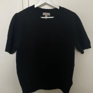 Svart stickad tshirt  - Stickad tshirt från HM. Använd men i bra skick. Säljer då den inte kommer till användning💕