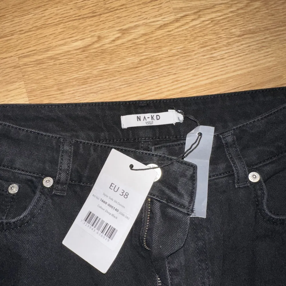 Snygga jeans från NAKD i storlen 38. Slits ner till vid benet. Fanns endast blå kvar från hemsidan, därav bilden. Aldrig använda och prislapp finns kvar. Jeans & Byxor.