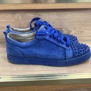 Loubs - ett par blåa loubs i storlek 41,5, ett par skor som jag bara vill bli av med därav priset, kvitto box och dustbag medföljer!