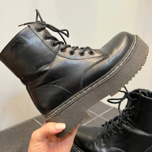 Kängor  - Svarta kängor från VOX. Bra skick! Storlek 36. 150:- ex frakt. 