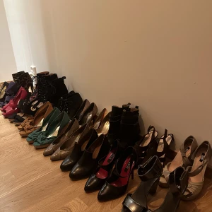 Klackskor storlek 38 - Säljer massa klackskor i storlek 38.  Säljer helst alla tillsammans för 1000kr. annars 80kr st. 80 kr. Hämtas i Uppsala, har ej möjlighet att skicka. 